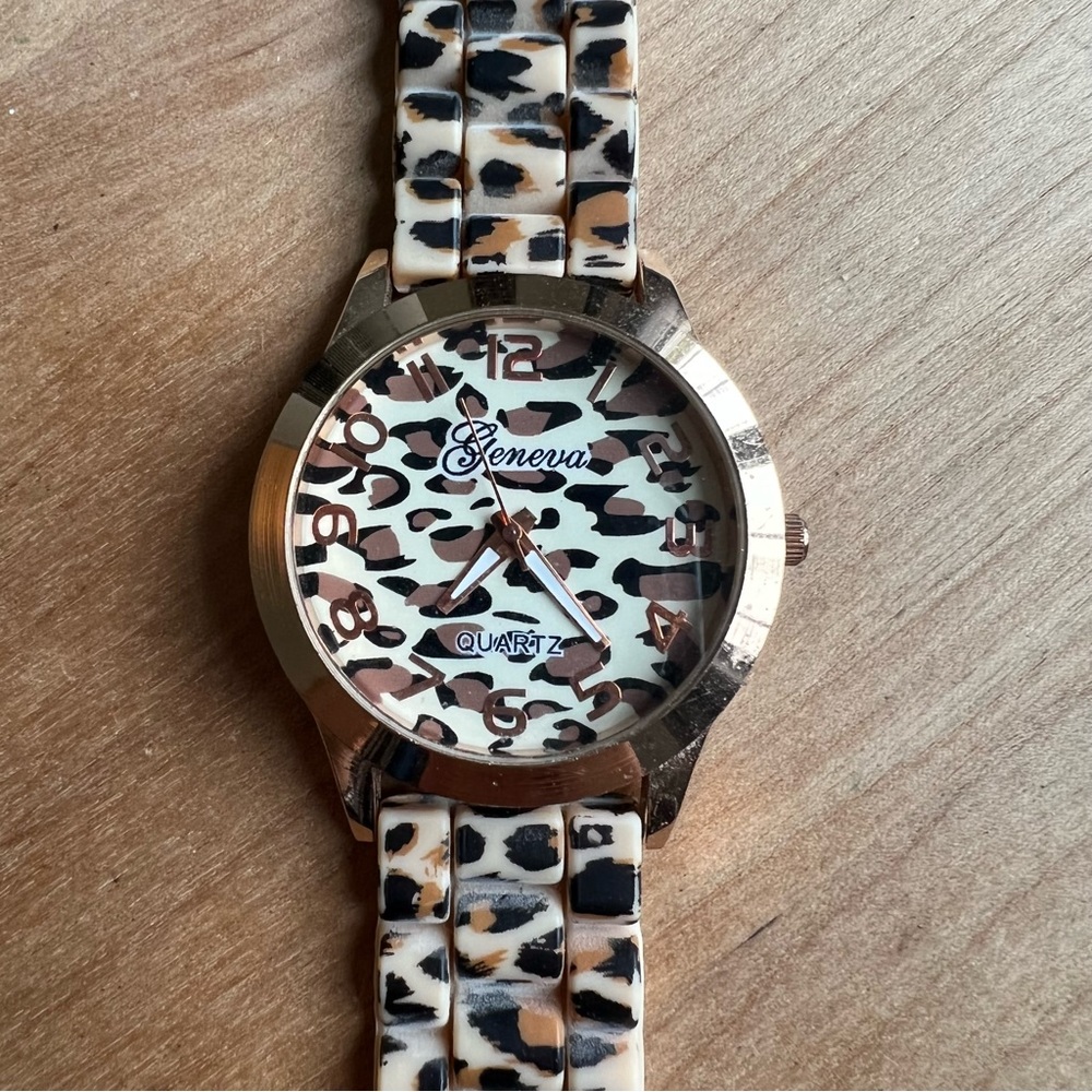 Geneva Leopard print ladies watch NEW BATTERY - Picture 2 of 8